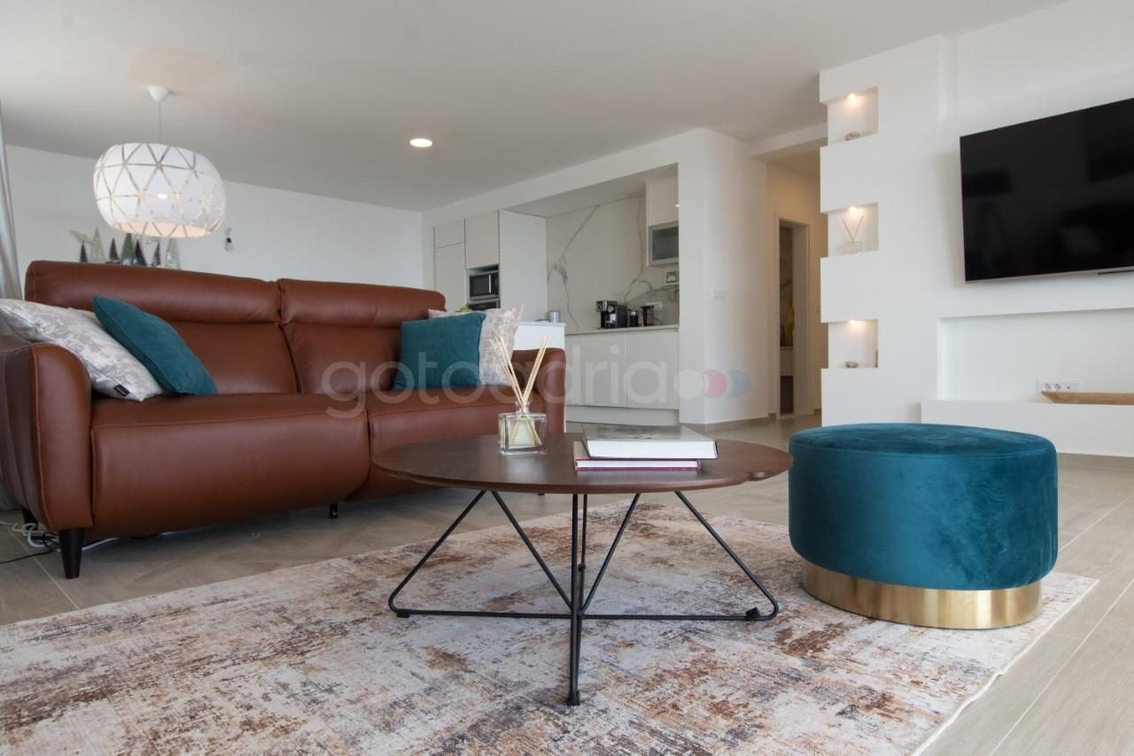 Villa Smaragd - Opal - Luxury Apt With Shared Pool And Private Hot Tub มาคาร์สกา ภายนอก รูปภาพ