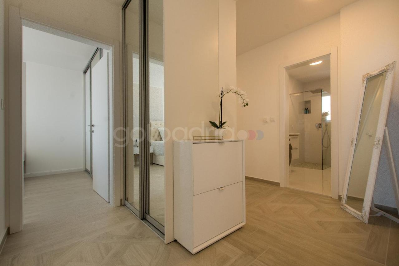 Villa Smaragd - Opal - Luxury Apt With Shared Pool And Private Hot Tub มาคาร์สกา ภายนอก รูปภาพ